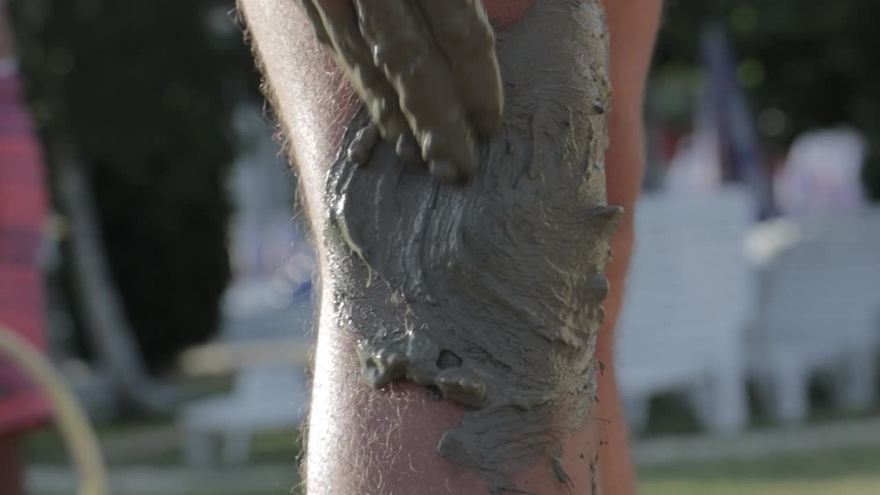 applying healing mud to the leg