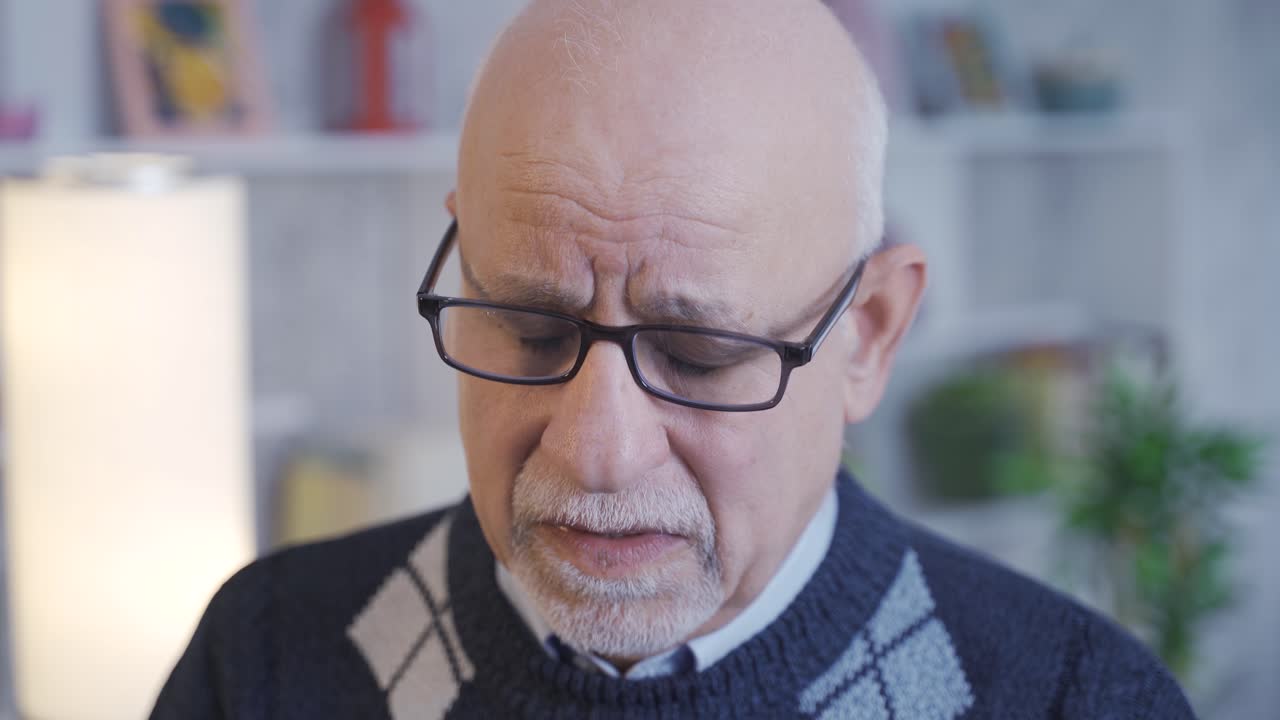 슬프고 눈물을 흘리는  ⁇ 은이