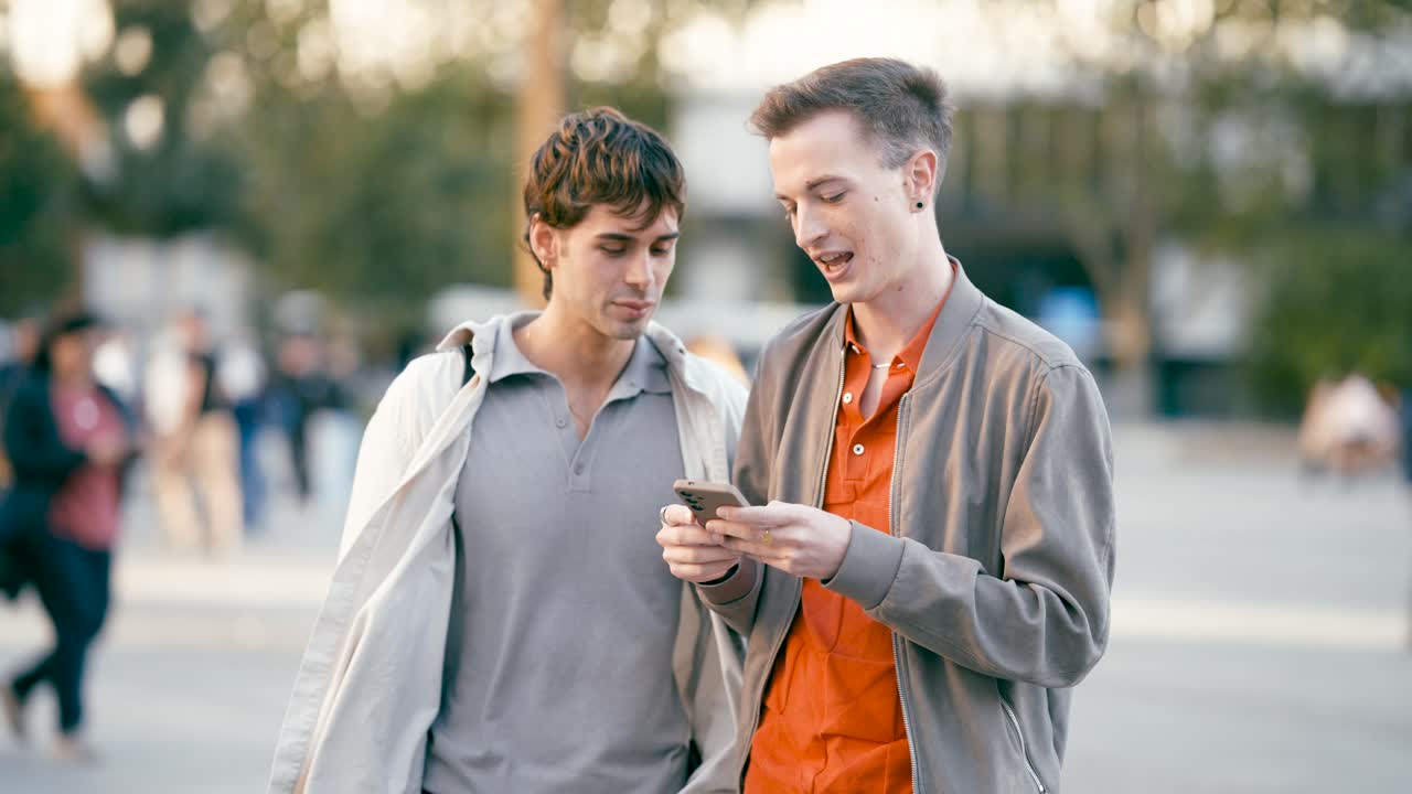 Dois jovens conversando na rua da cidade