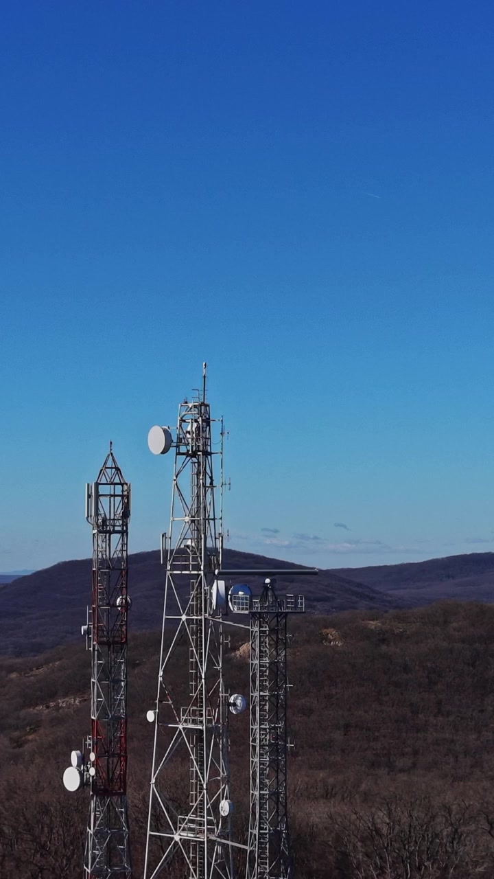 Torri innalzate sulle montagne sotto un cielo azzurro limpido di giorno