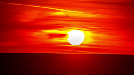 el lapso de tiempo de la vista del amanecer redondo con un cielo naranja ruborizado