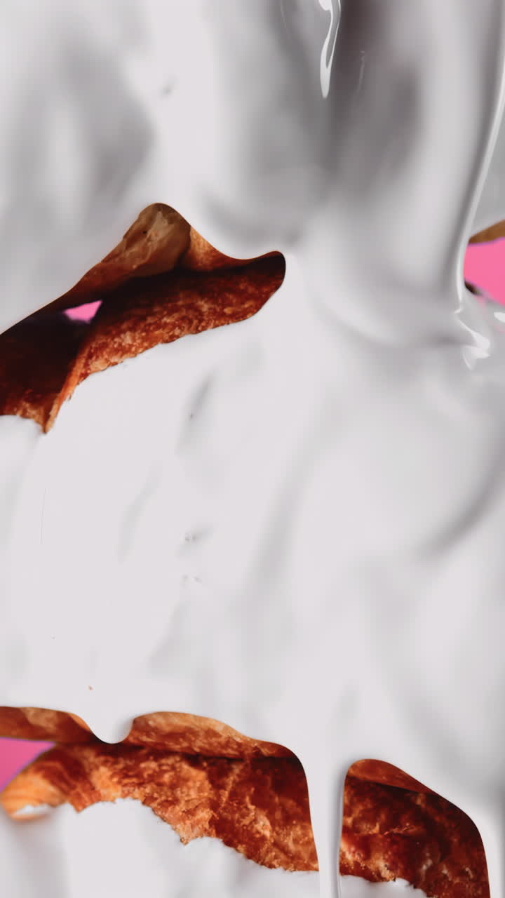 primer plano de croissants apilados con glaseado blanco