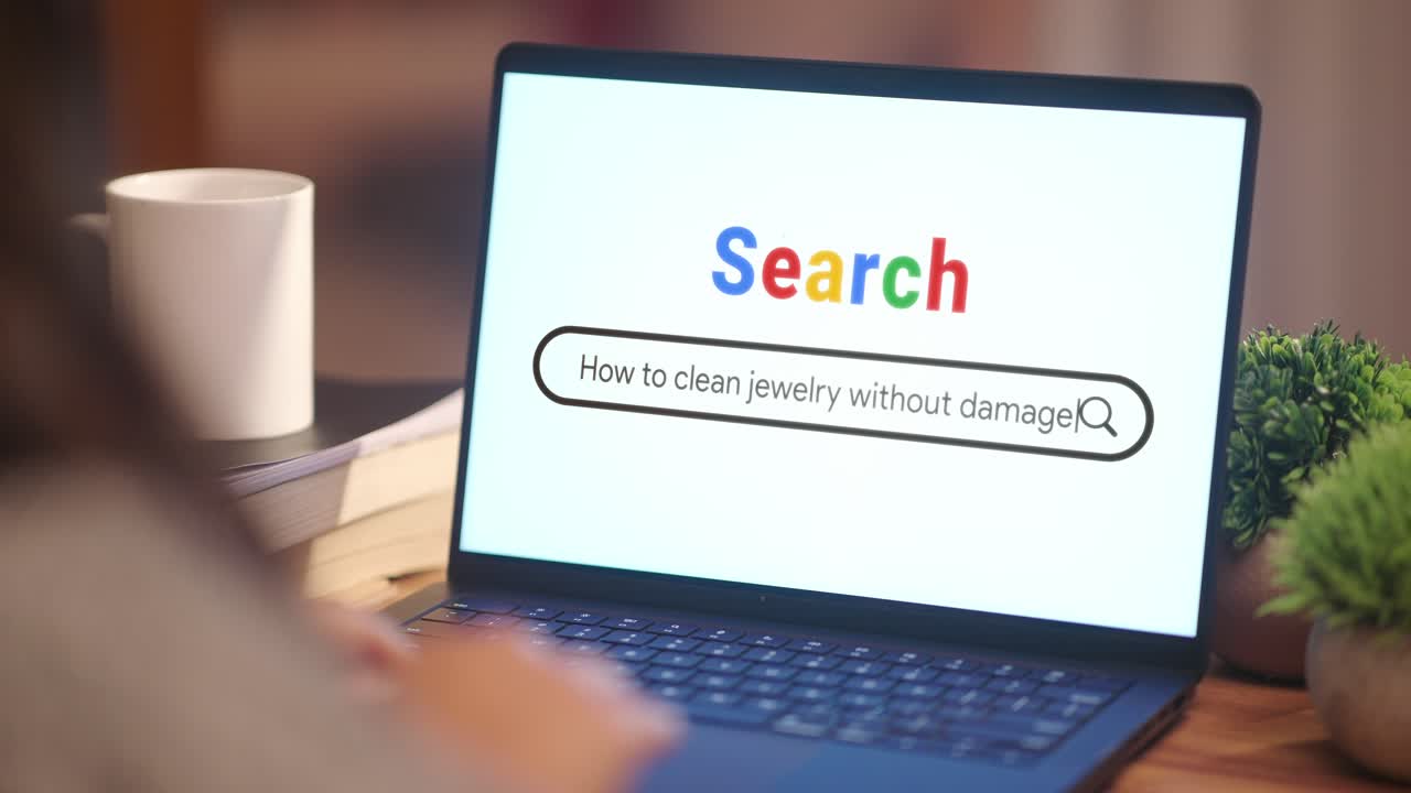 WOMAN SEARCHING HOW TO CLEAN JEWELRY WITHOUT DAMAGE ON INTERNET