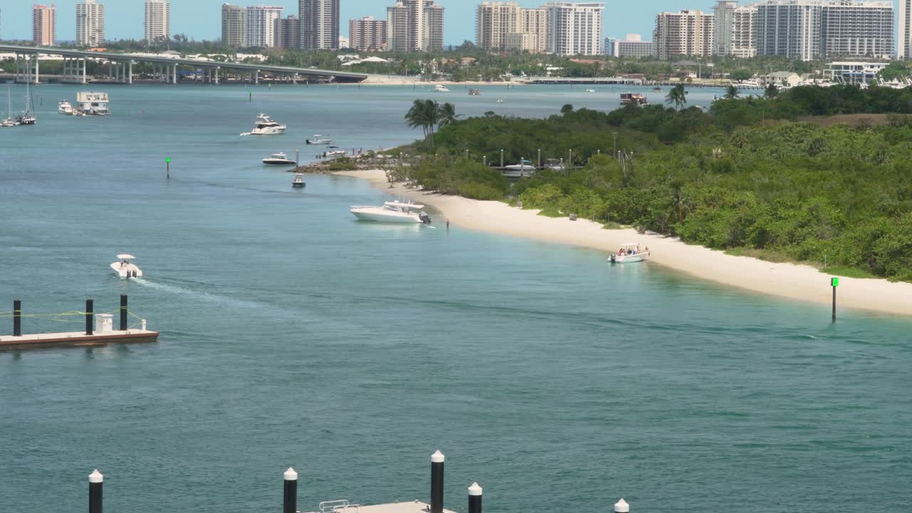 리비에라 해변과 웨스트  비치 항구