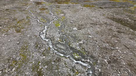 Río-O-Arroyo-En-Una-Cadena-Montañosa-Rocosa,-Noruega,-Europa,-Drone