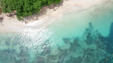 Luftdrohnenaufnahme-Von-Oben-Nach-Unten-Eines-Tropischen-Strandes