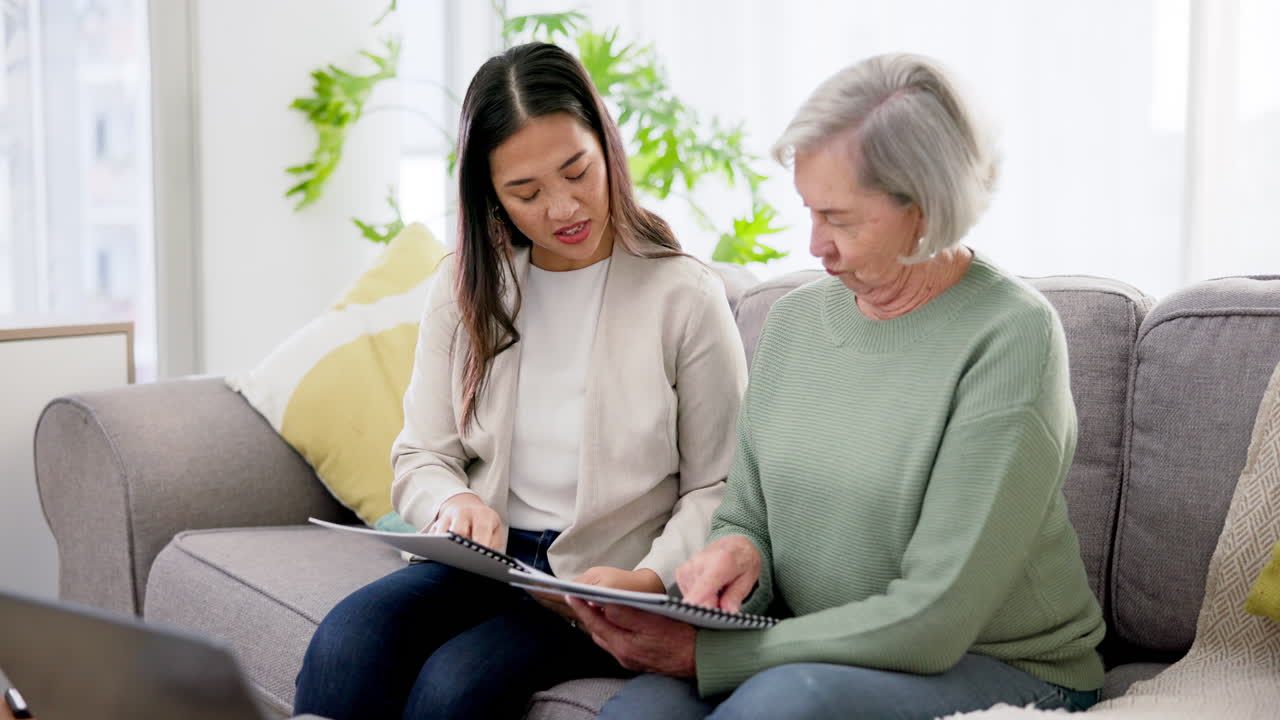 고위 여성, 보험 에이전트