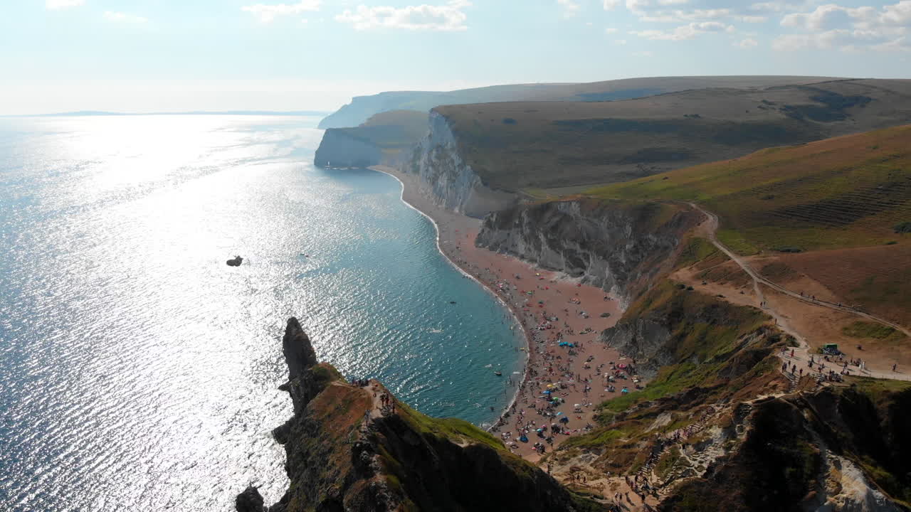 удивительный воздушный подход к пляжу durdle door