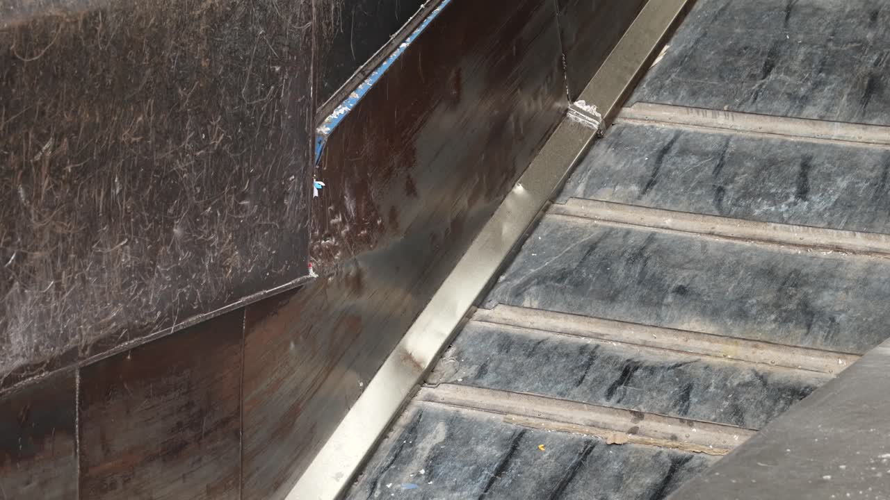 종이 재활용 공장에서 컨베이어 벨트의 근접 세부 사항