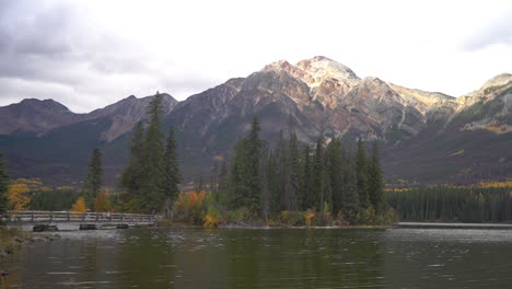 pyramid lake y pyramid island, lugares pintorescos y monumentos naturales del parque nacional jasper, canadá en la temporada de otoño