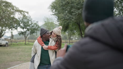 interracial, parque y pareja tomando fotos