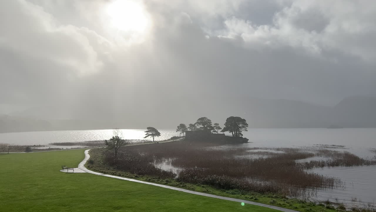 킬라니, 카운티 케리, 아일랜드에 있는 매카시 모르 성 유적의 폐허에서 보기