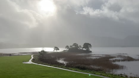 ver las ruinas del castillo de mccarthy mor en killarney, condado de kerry, irlanda