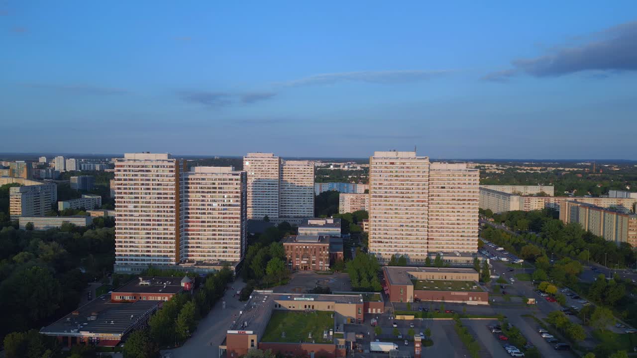 베스트 에어리어 탑 뷰 플라이트 패널 시스템 빌딩, 사전 제작 주택 단지, 베를린 마르자흐 동독 골든 아워 2023