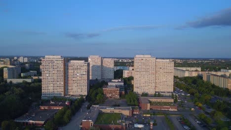 Mejor-Edificio-Del-Sistema-De-Paneles-De-Vuelo-Con-Vista-Aérea-Superior,-Complejo-De-Viviendas-Prefabricadas,-Berlín-Marzahn-Alemania-Oriental-Hora-Dorada-2023