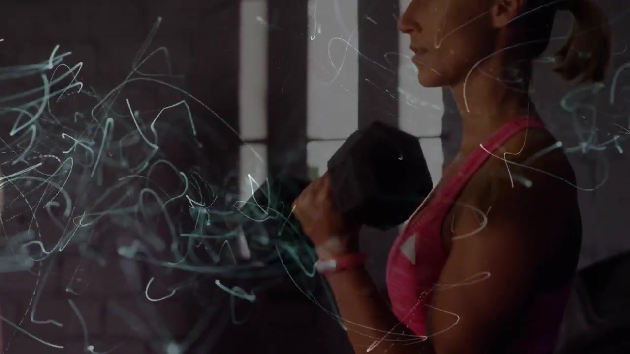Donna che afferra un manubrio e fa curl, con una sovrapposizione di particelle che turbinano sul busto evidenziando il fitness