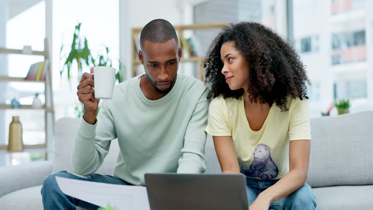 pareja negra, computadora portátil y gastos de hipoteca