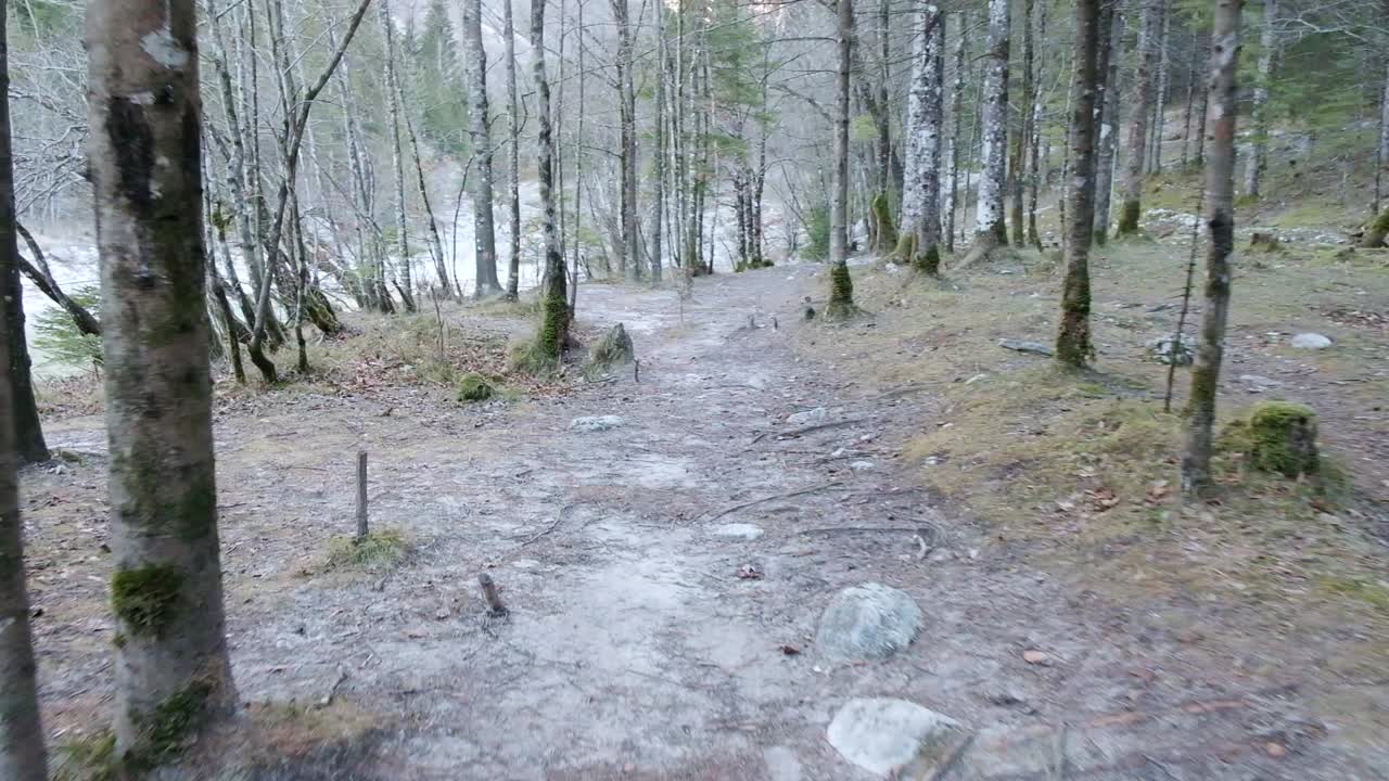 hermosa vista del agua turquesa bajando por el río en el río soca, eslovenia