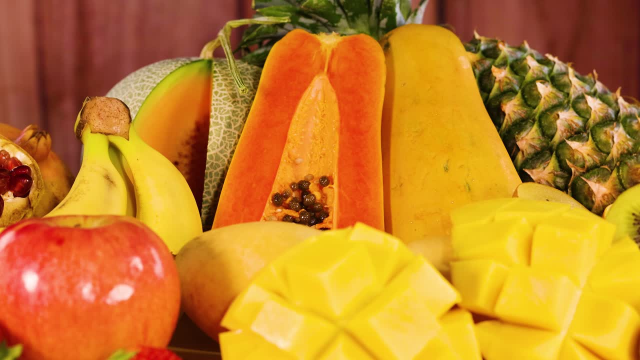 frutas variadas expuestas sobre un fondo de madera