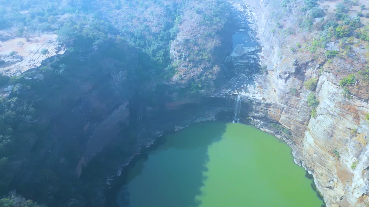 rajdari 및 devdari 폭포는 chandraprabha 야생 동물 보호 구역에서 발견됩니다.