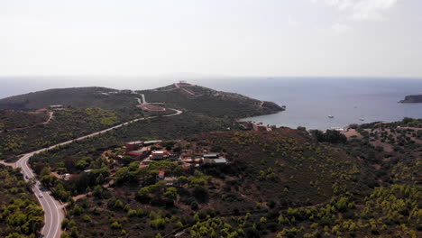 Cabo-Sounion-Con-El-Templo-Griego-De-Poseidón-En-La-Distancia,-Antena-Panorámica