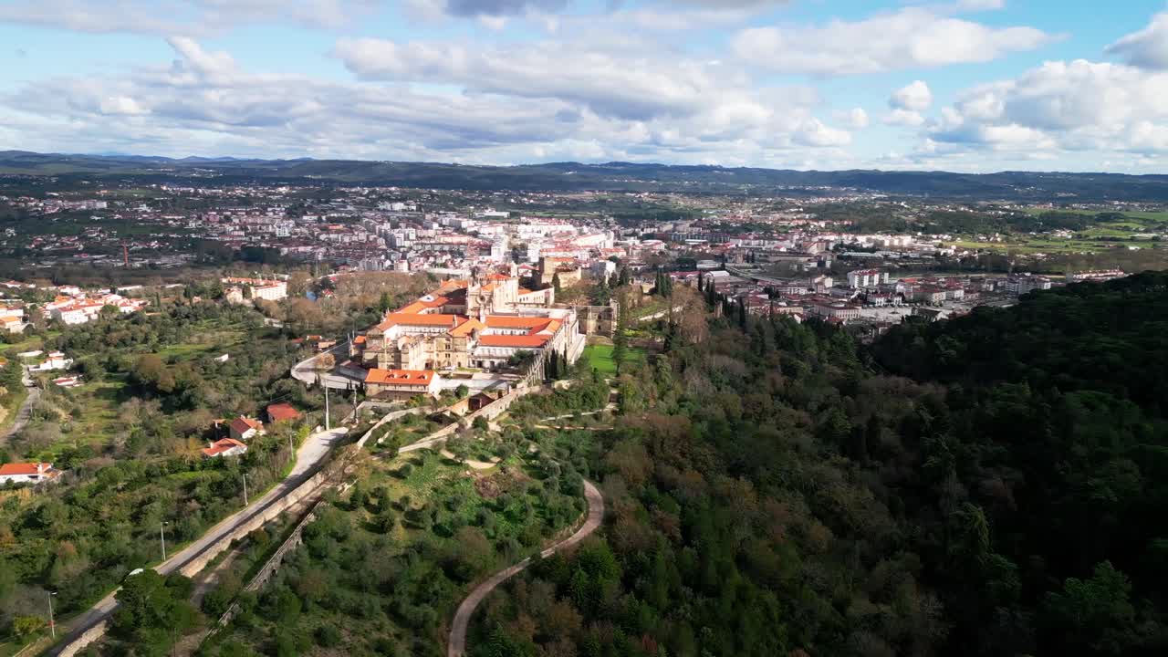 Panoramisk luftfoto af Kristusklosteret (Convento de Cristo) i Tomar, Portugal.