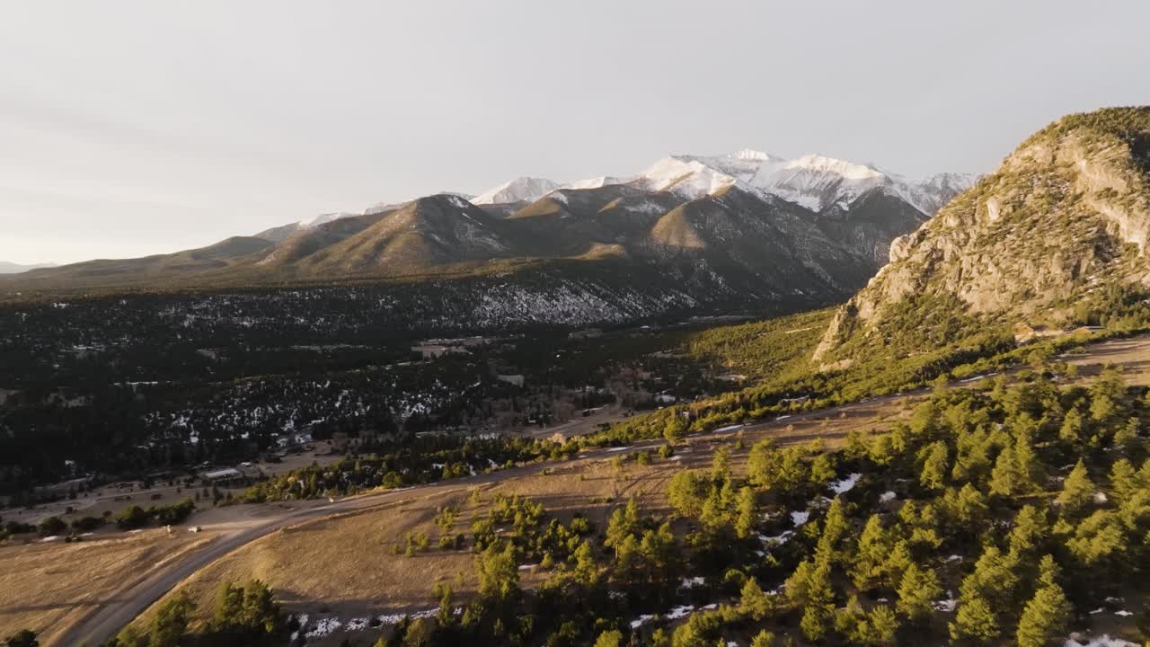 drone se acerca lentamente al monte antero en las montañas rocosas en colorado durante el amanecer