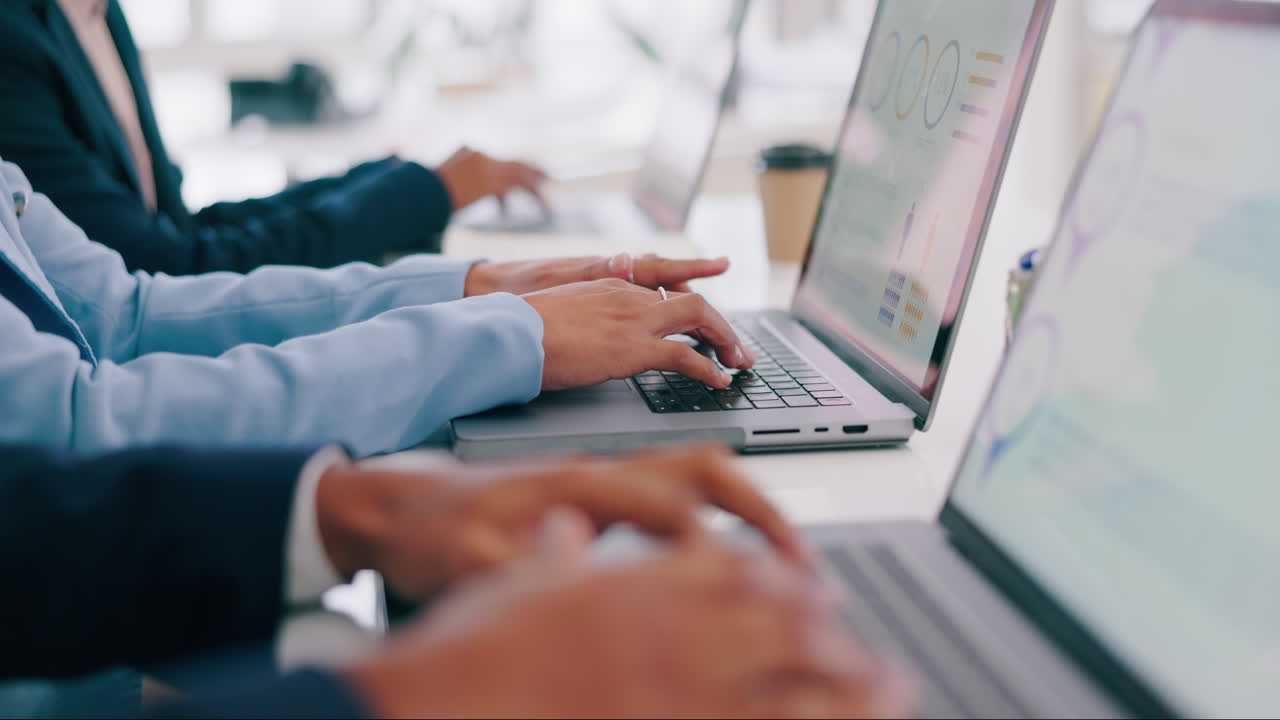 manos, computadora portátil y gente de negocios escribiendo de cerca