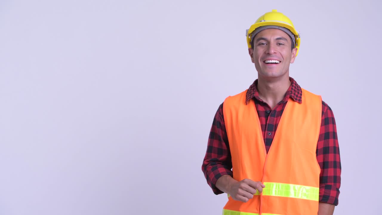 joven y guapo hombre hispano trabajador de la construcción