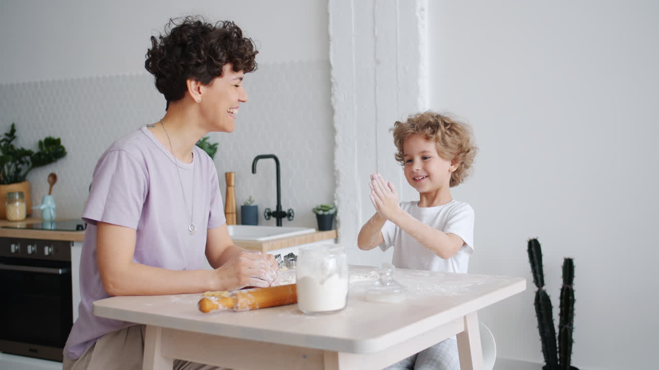 madre e hijo horneando juntos