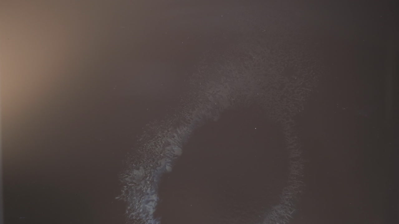 얼룩이 있는 어두운 표면