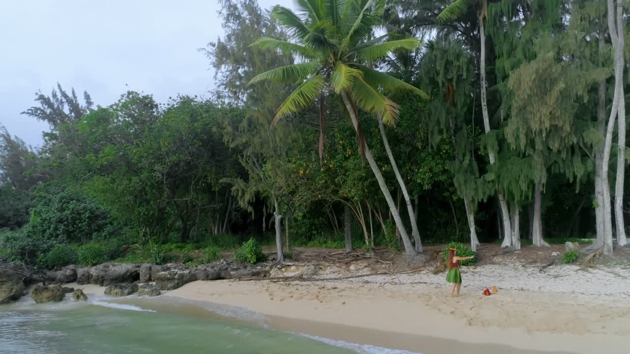 bailarina de hula disfrazada bailando en la isla 4k