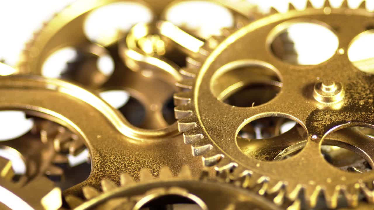 viejos engranajes dorados girando en el mecanismo de trabajo