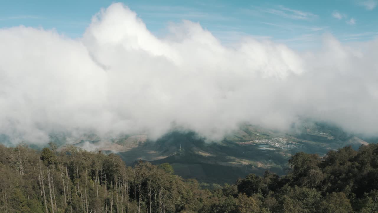 vista aérea de drones, volando alto sobre el bosque del volcán acatenango, guatemala, nubes moviéndose durante el clima ventoso