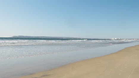 Toma-En-4k-De-La-Playa-De-Hilo-Plateado-De-Coronado-Frente-A-La-Península-De-Point-Loma-Sobre-El-Océano-Pacífico