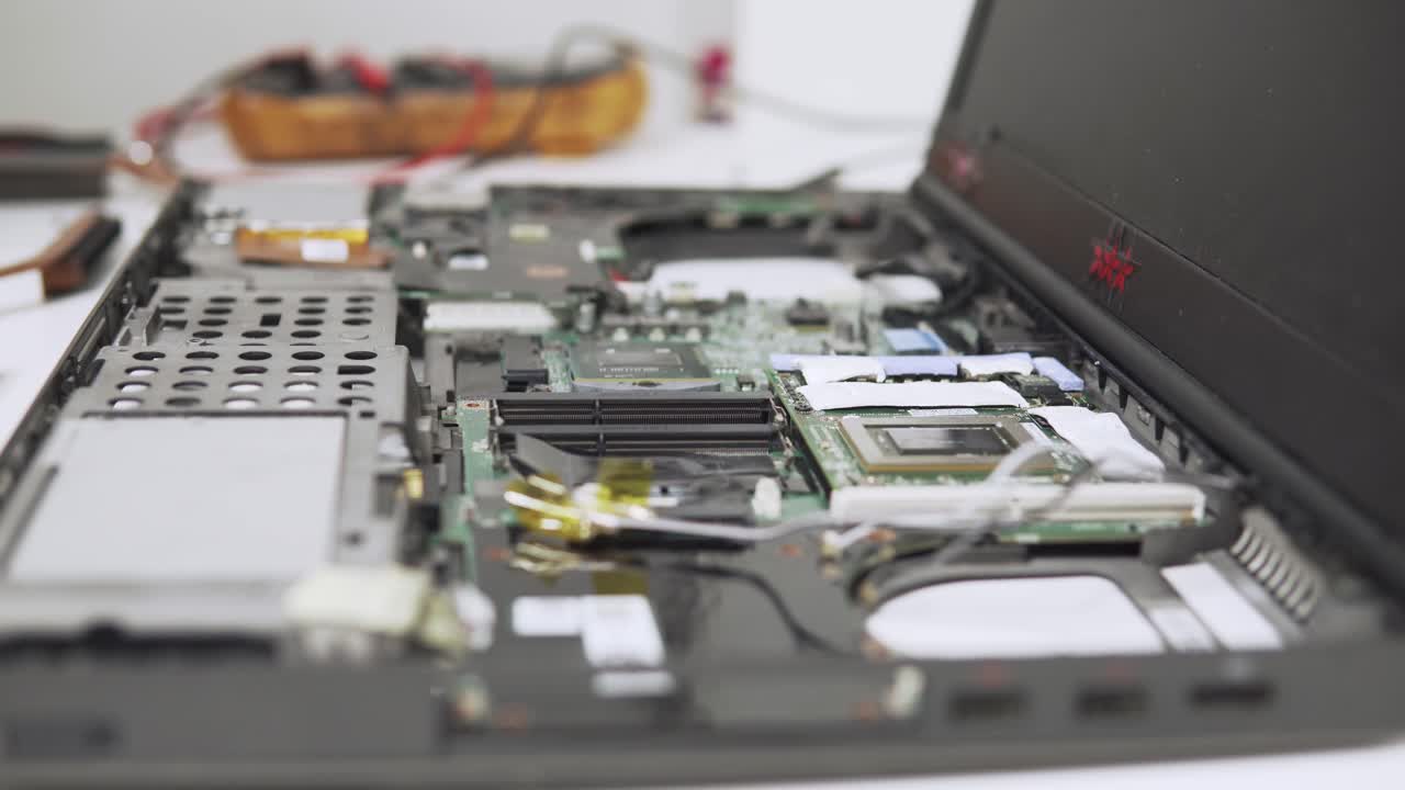 Time-lapse of mounting new parts in a laptop by a professinal technician with thermal paste and protective gloves