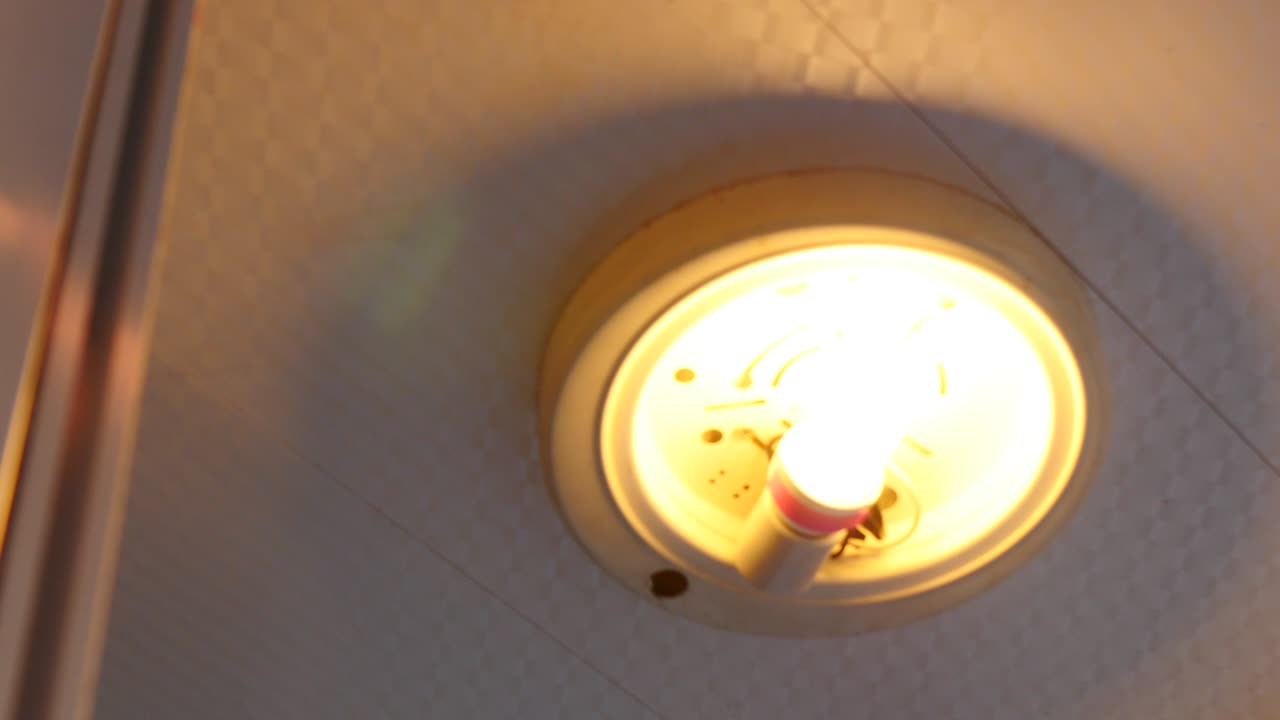 천장 조명을 켜