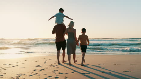 Sonnenuntergang-Am-Strand,-Kinder-Und-Eltern-Gehen-Spazieren