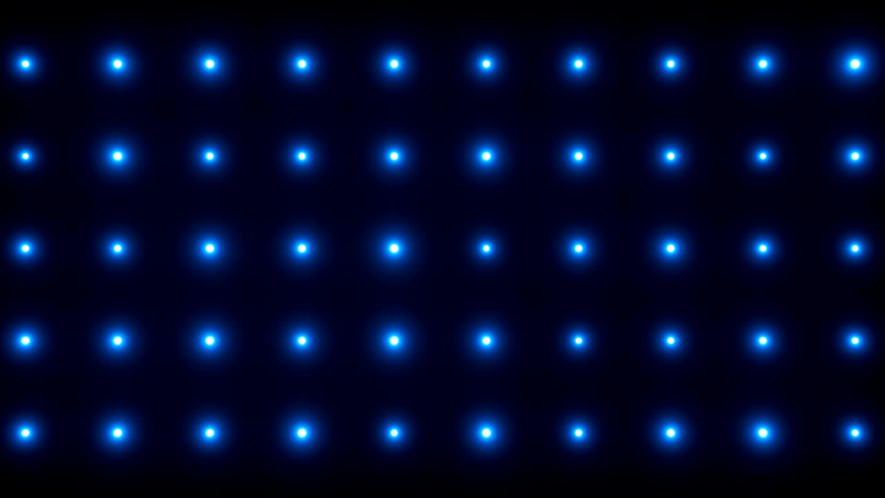 밝은 플라드라이트가 켜지고 꺼집니다.