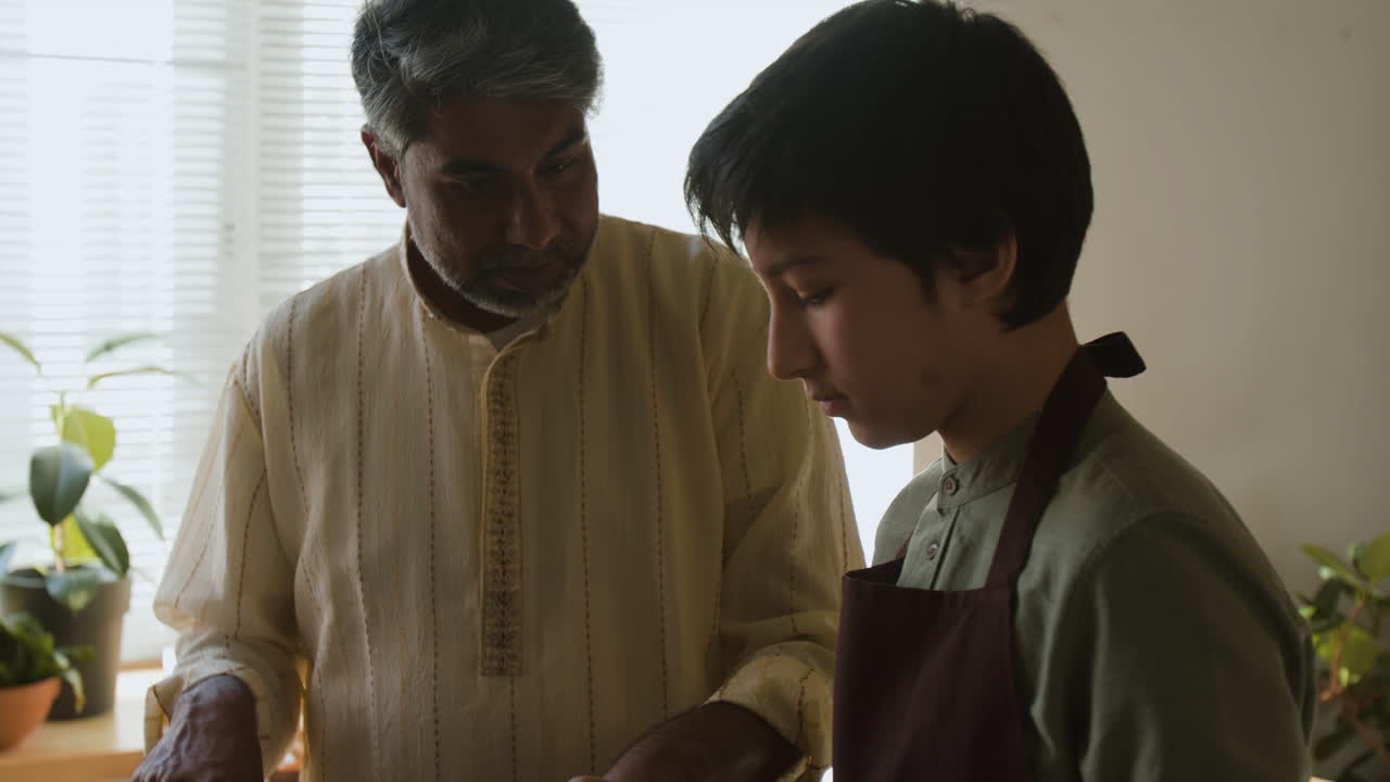 아버지 와 아들 이 함께 요리 하고 있다
