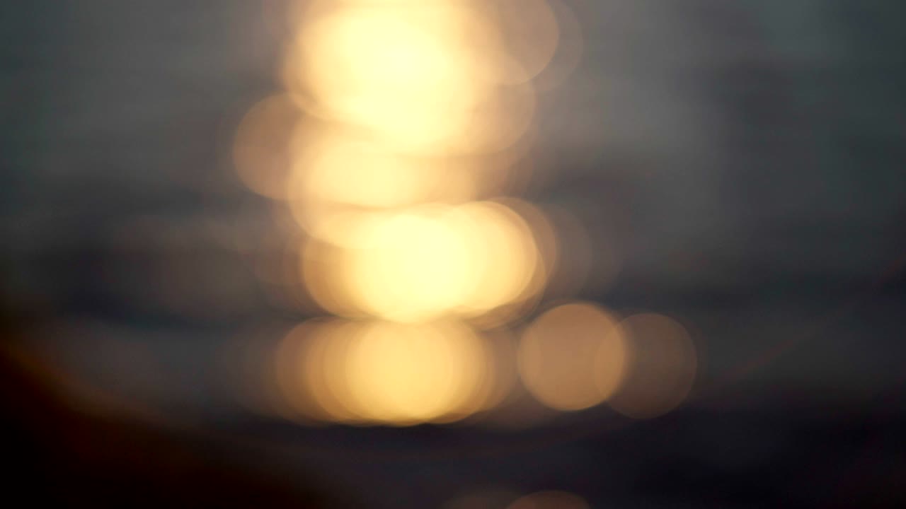 fondo borroso, rayos de sol en el agua