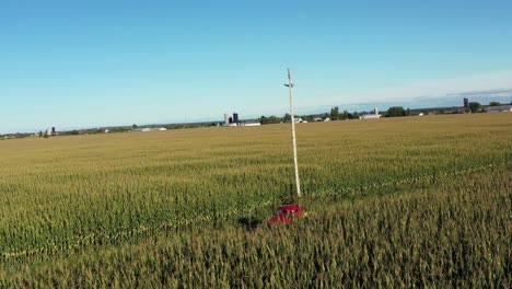 Primer-Plano-De-Un-Camión-Rojo-Vintage-Para-Ascender-Y-Revelar-Una-Vista-Increíble-Del-área