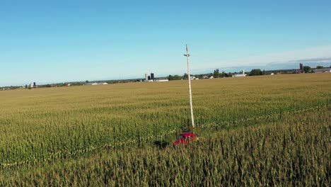 primer plano de un camión rojo vintage para ascender y revelar una vista increíble del área
