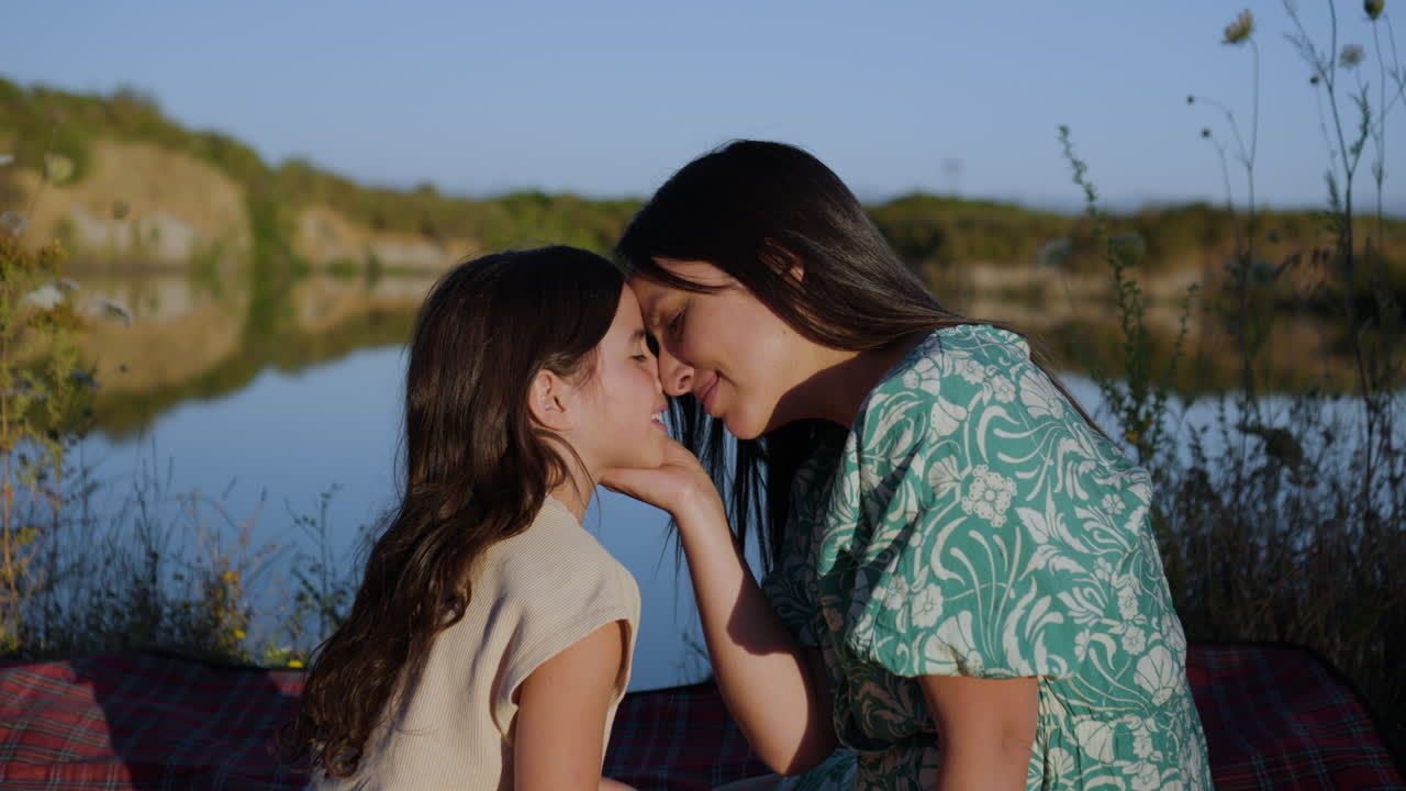 야외에서 음료를 부는 사람