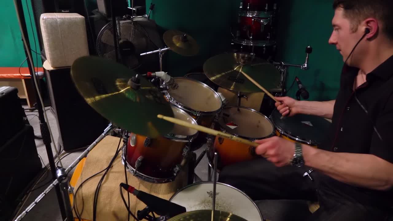 Batterista che suona la batteria in uno studio musicale