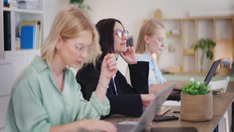 Nachdenkliche-Frau-Arbeitet-Am-Laptop,-Reflektierend