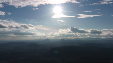 Atemberaubender-Blick-über-Den-Berg-Pic-Saint-Loup-In-Frankreich,-Luftaufnahme-An-Einem-Sonnigen-Tag