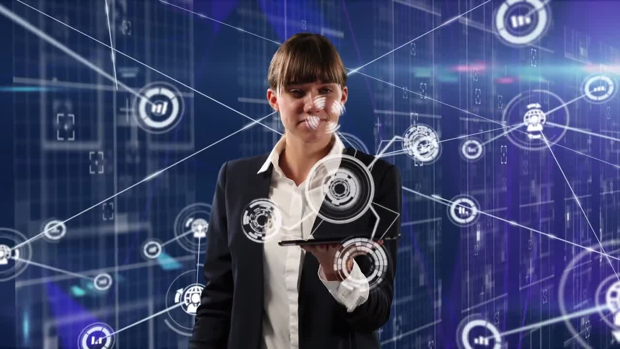 animación de una red de conexiones sobre una feliz mujer de negocios caucásica sobre un fondo azul.