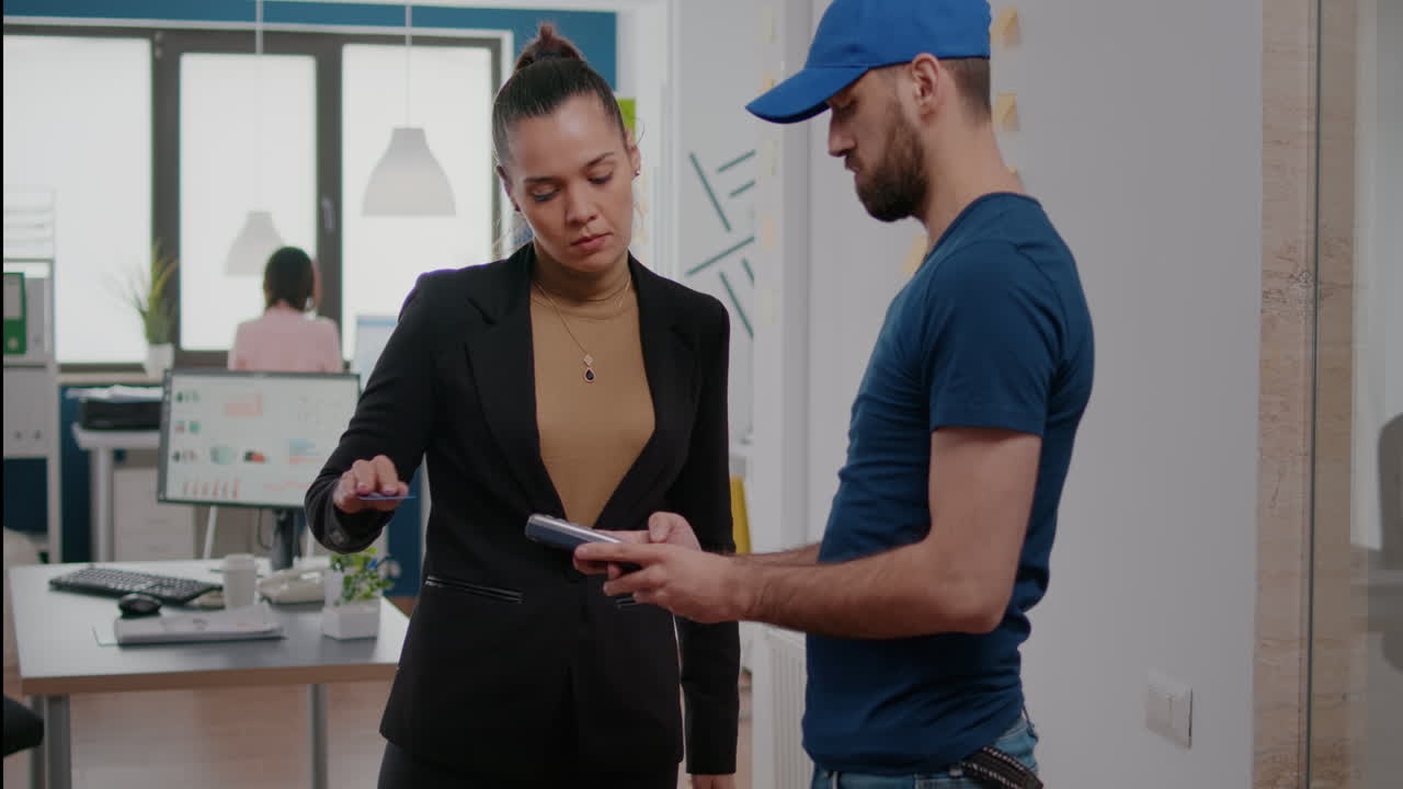 hombre de entrega que trae almuerzo para llevar comida con caja de entrega en una empresa de negocios de inicio
