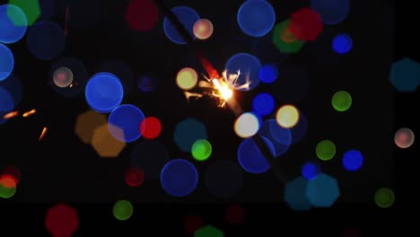 animación de chispas y luces de hadas de navidad parpadeando sobre un fondo negro.